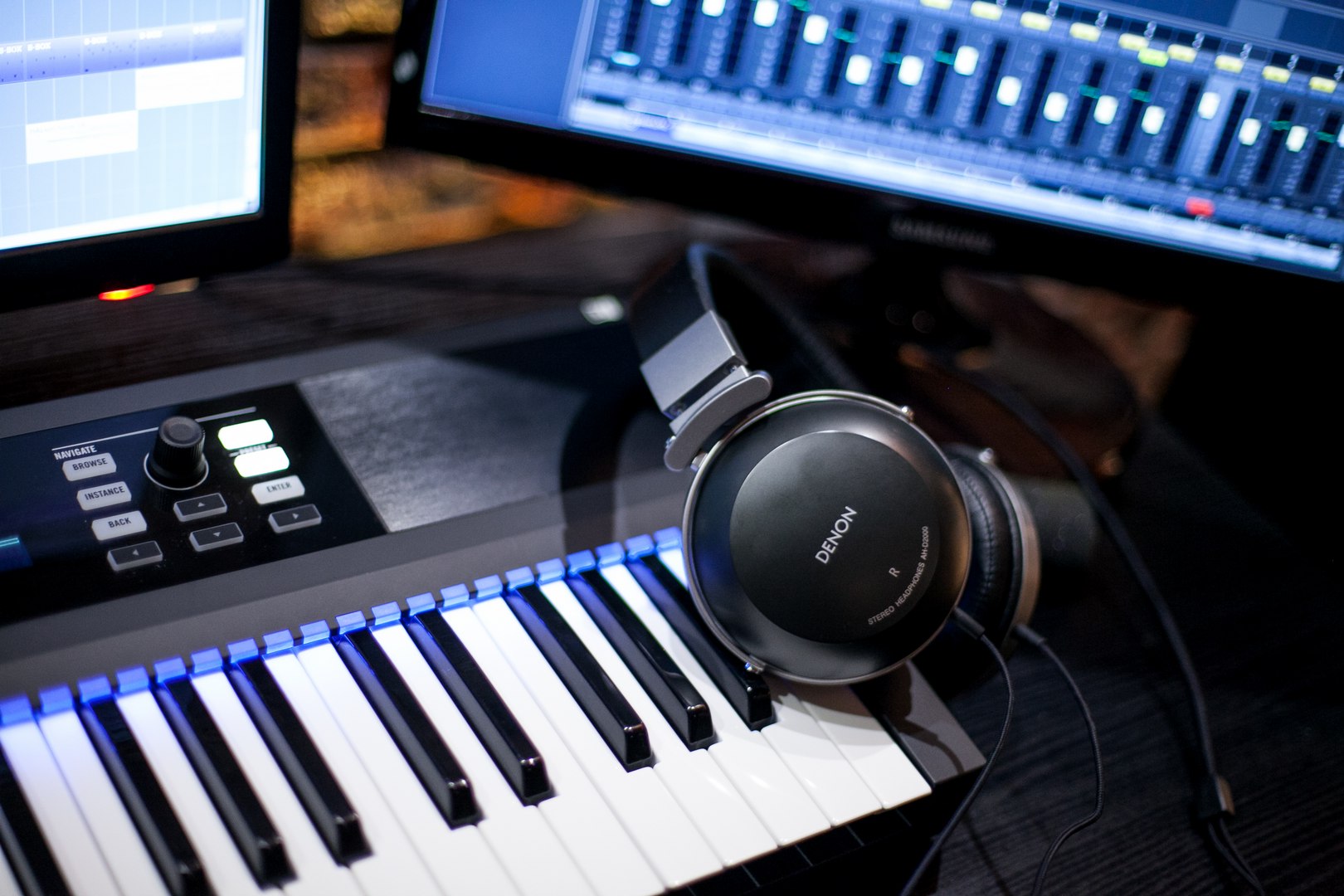 Komplete Kontrol S49 keyboard & DENON AH-D2000 headphones